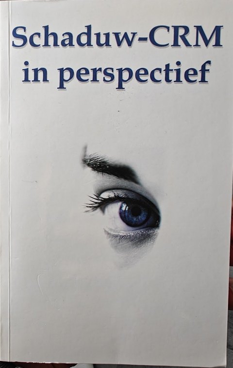 Omslag van het boek Schaduw-CRM in perspectief, met een blauw oog