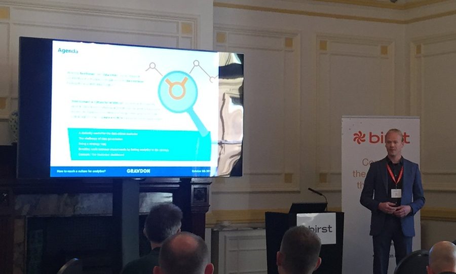 Bart Redder geeft een presentatie over datagedreven werken op een congres in Londen